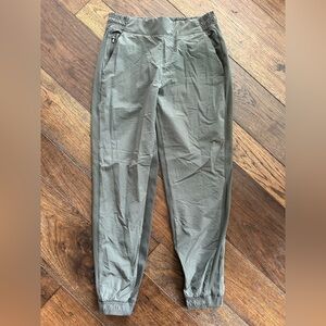 Athleta Women’s Textured Brooklyn Olive Green Joggers- size 6